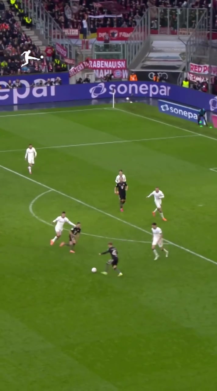 开云网站-榜样！德甲官方发视频：拜仁新星卡尔护腿板上为梅西晒球衣画面