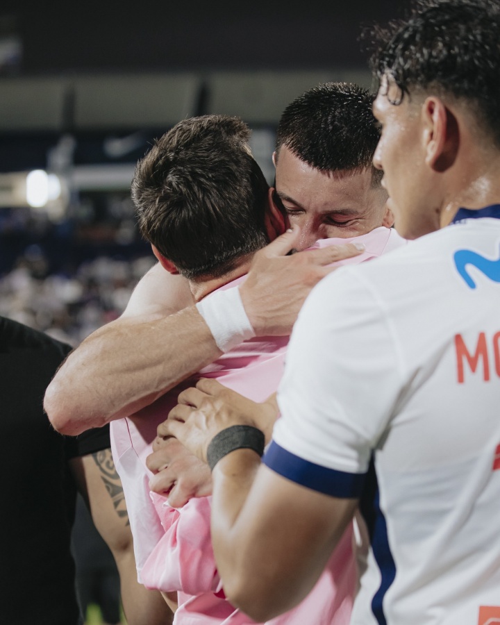 开云线上入口-热泪盈眶！利马联盟球员与梅西换球衣后落泪，球员右腿有梅西文身